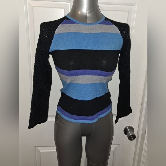 🆕️Retro Blue Ice Sweater w Black Raglan Sleeves Sz M NWT - Picture 1 of 10